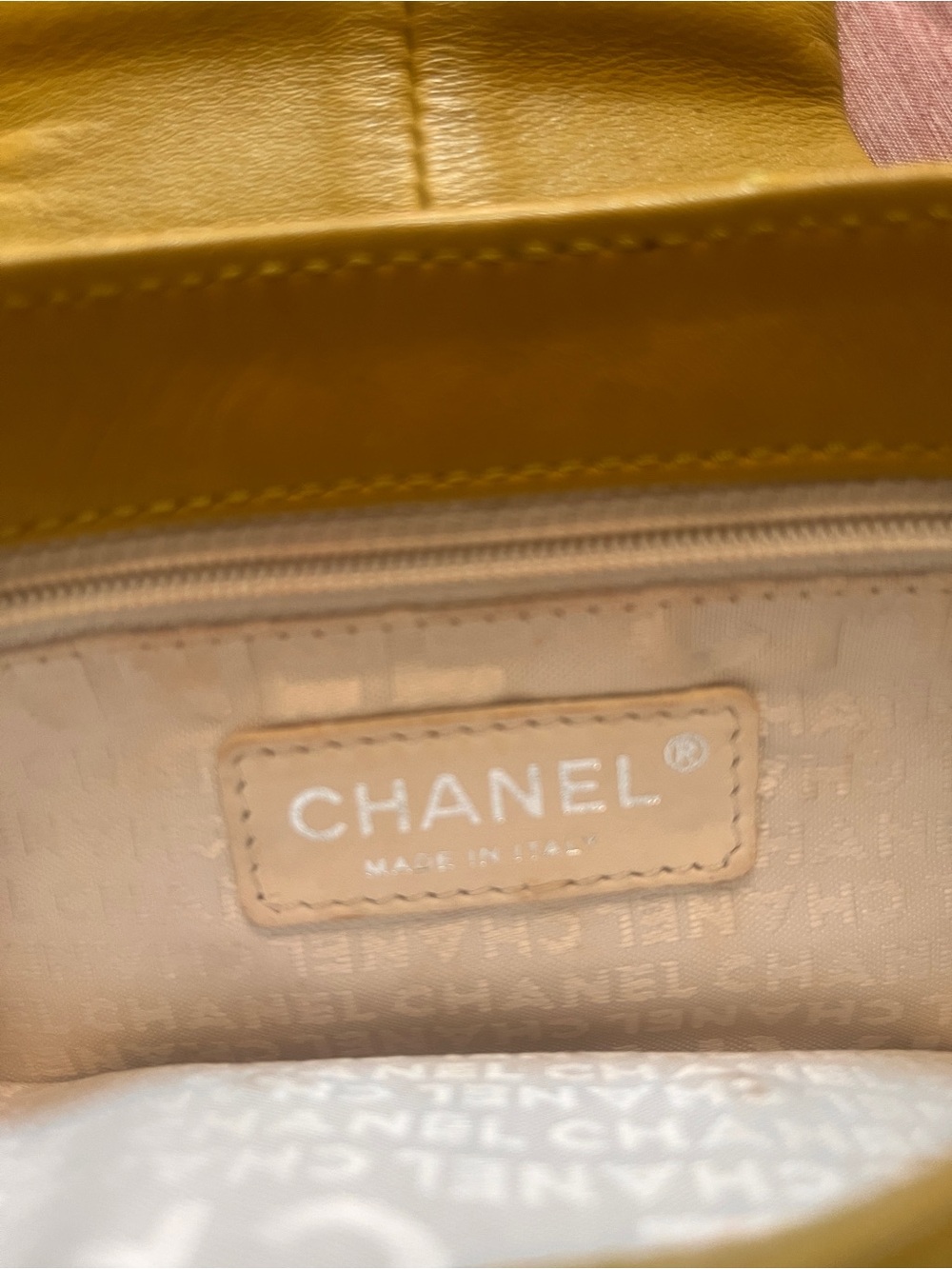 CHANEL Yellow-Green Suede Quilted Shoulder Bag with Signature Metal Clasp - Picture 3 of 5
